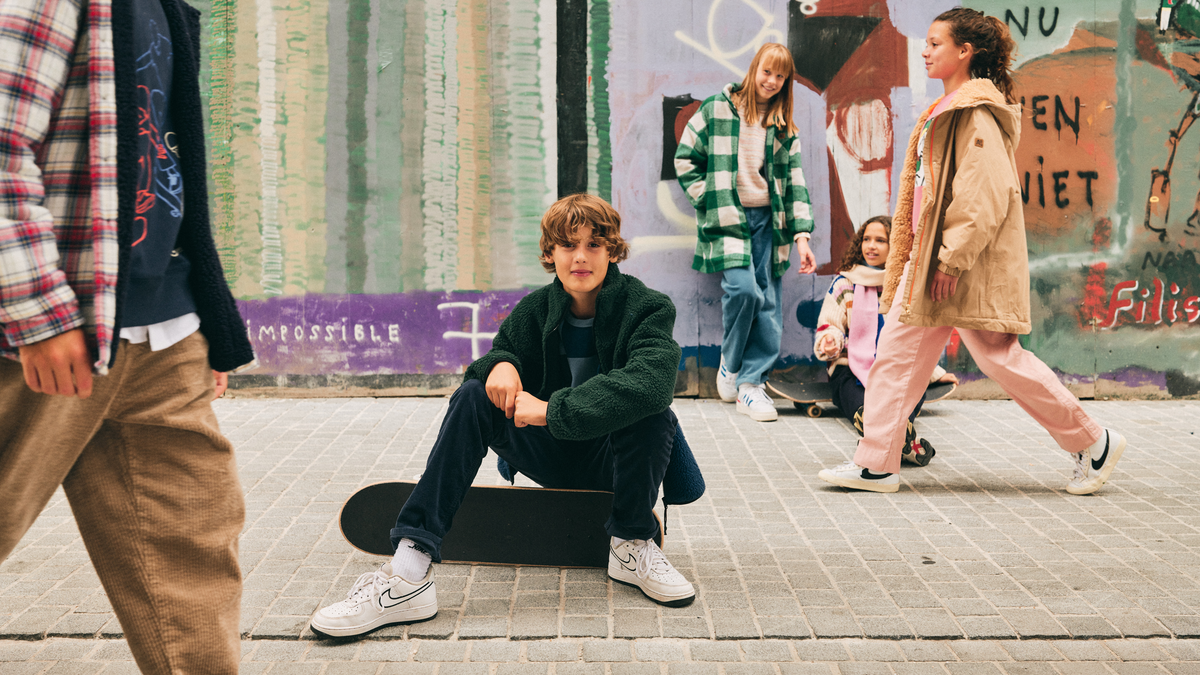 WHERE SKATERS MEET – AO76